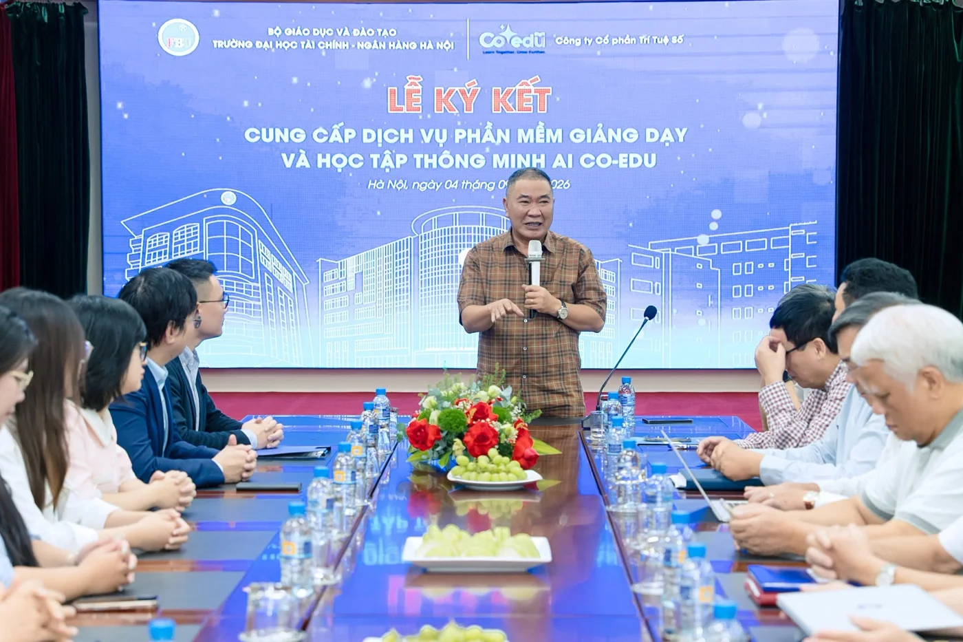 Đại diện nhà trường phát biểu trong buổi làm việc với Co-EDU