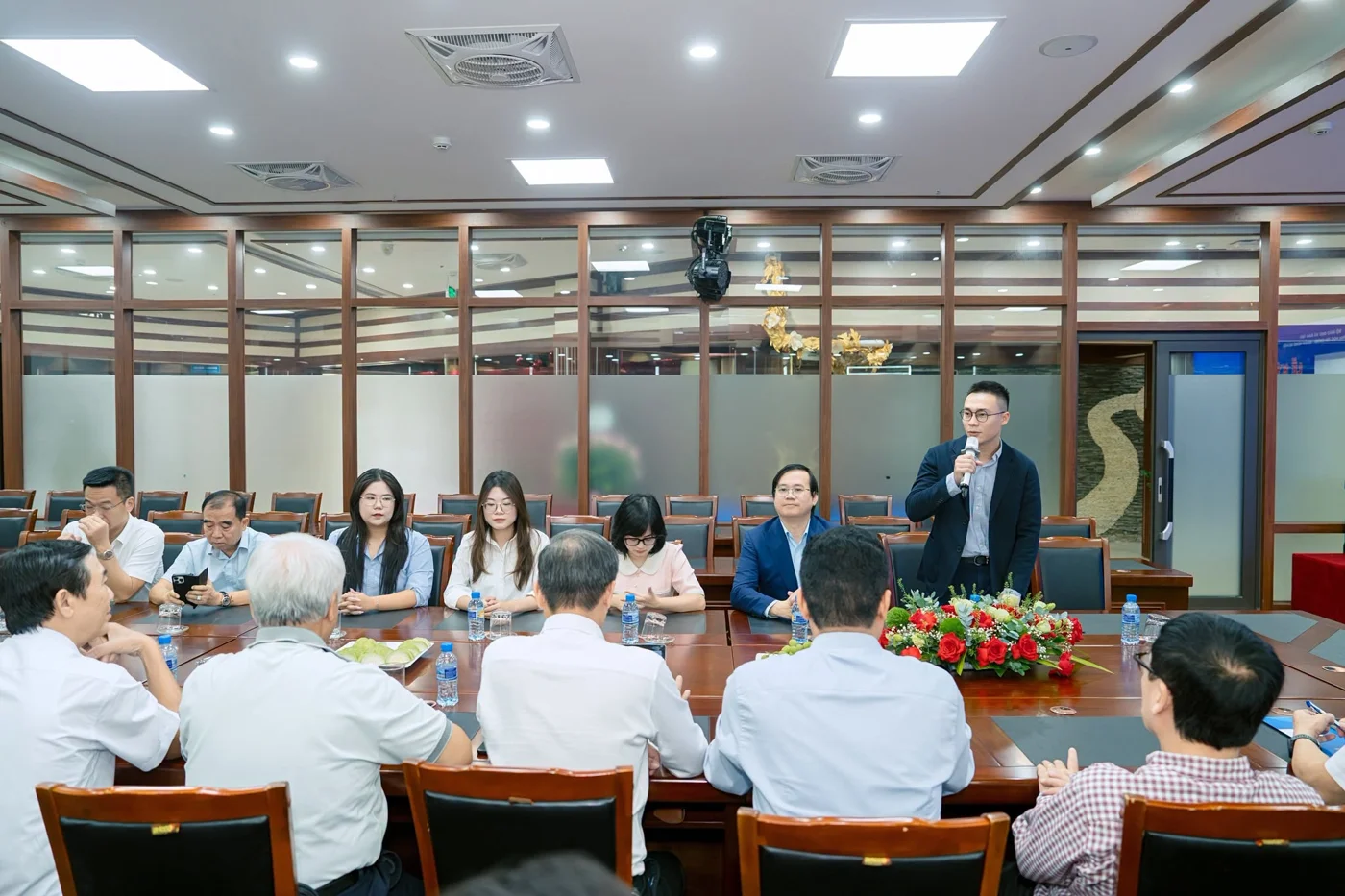 Đại diện Co-EDU trình bày và trao đổi với các thành viên FBU